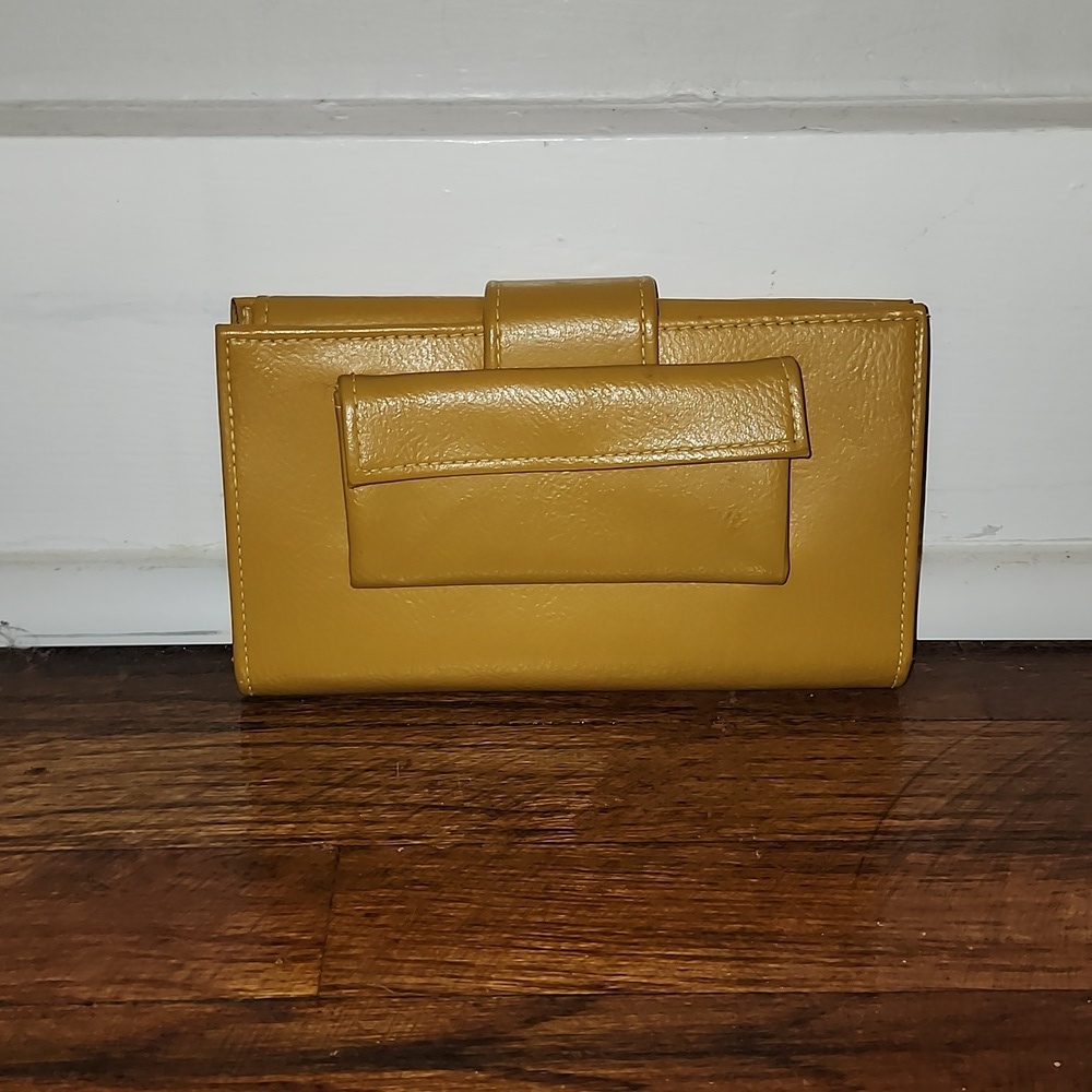 ๐ Fun Fall Golden Yellow Wallet - Picture 2 of 6